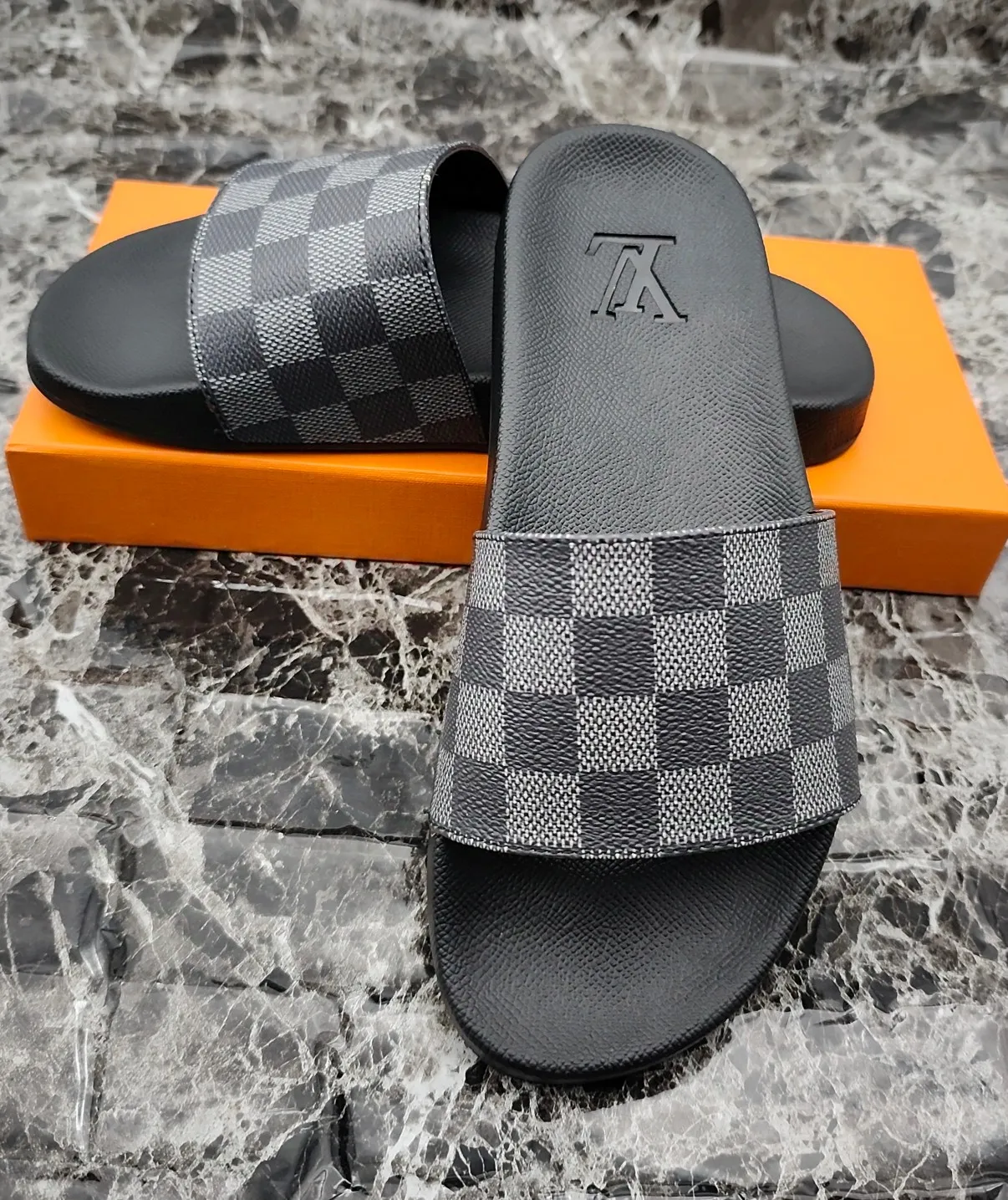 👟👟Ex-factory price 260👟👟 (available all year round), same style for men and women, size 35--48. Couple style🎗Louis Vuitton "LV" slippers, a much-anticipated one, so beautiful that it will melt your hearts❤! It is simply a masterpiece of extraordinary craftsmanship. It is a must-have for everyone. It is made by open mold. It feels Q-bounce and super soft on the feet. It is super delicate on the feet. It is an exclusive model. There are many layouts, so there is always one you like🎉🎉
